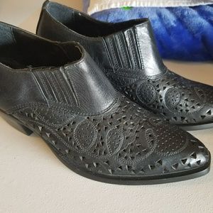 Size 6.5 Leather Durango booties